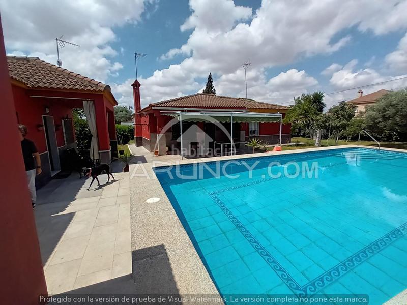 Foto e1582d98-371e-4234-b76a-7fd936b18d3f. Chalet dos chalets de una planta en suelo urbano en Alcalá de Guadaira