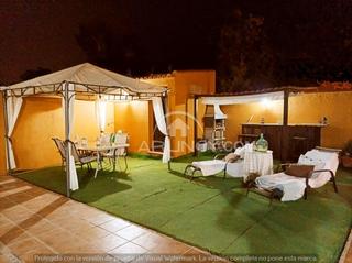 Xalet en Oromana. Chalet de dos plantas con piscina en campo alegre Xalet en Oromana. Chalet de dos plantas con piscina en campo alegre