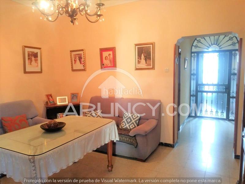 Foto cb1868d8-0b9f-42e1-a532-f99e8363580f. Casa adossada amb aparcament a Centro Alcalá de Guadaira