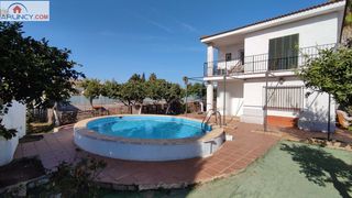 Miete Chalet in La Paz. Se alquila chalet con piscina en urbanización privada