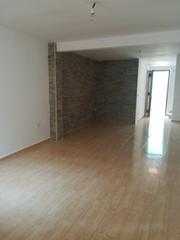 Casa a Nueva Alcalá. Casa reformada con estilo y espacio en el corazón de la ciudad