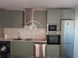 Miete Etagenwohnung in Centro. Piso sin amueblar con 3 dormitorios y 2 baños en segunda planta