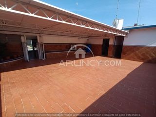 Casa a Centro. Magnifica vivienda de una planta con sotano, garaje y azotea tra