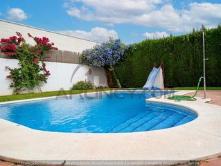 Casa pareada en Oromana. Chalet pareado con piscina privada en parcela de 465 m2