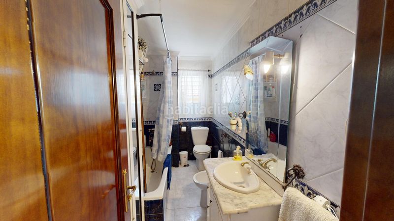 Foto a5e84a58-8a30-4e10-a945-74993d7cdccb. Casa amb aparcament a Centro Alcalá de Guadaira