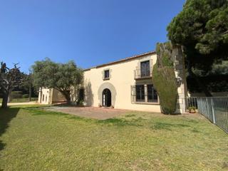 Casa  Mare de deu de montserrat. Dos masias en el centro de llavaneres en venta