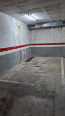 Aparcament cotxe  Avall. Parquing i trasteto en el centro de llavaneres