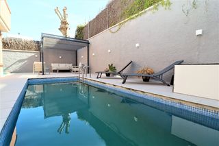 Casa adossada a Centre. Casa esquinera con piscina privada en centro del pueblo