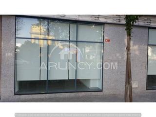 Location Local commercial à Barrio del Nervión. Excelente local, preparado con divisiones para centro de estetic