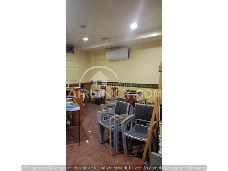 Foto b5e3ef9d-6c0d-4ff6-afc0-5d99c3e00358. Alquiler local comercial superf. 90 m², divisiones, escaparate, planta baja, agua (aparte), luz, estado certificación: en trámite, se alquila vacío. sotano en Sevilla