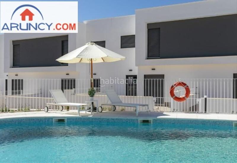 Foto d84ae504-902f-4e0c-bddb-0b12a34e9277. Casa adossada amb calefacció aparcament piscina a Dos Hermanas