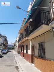 Casa  Calle tres avemarías. Magnífica casa en barriada las lumbreras.