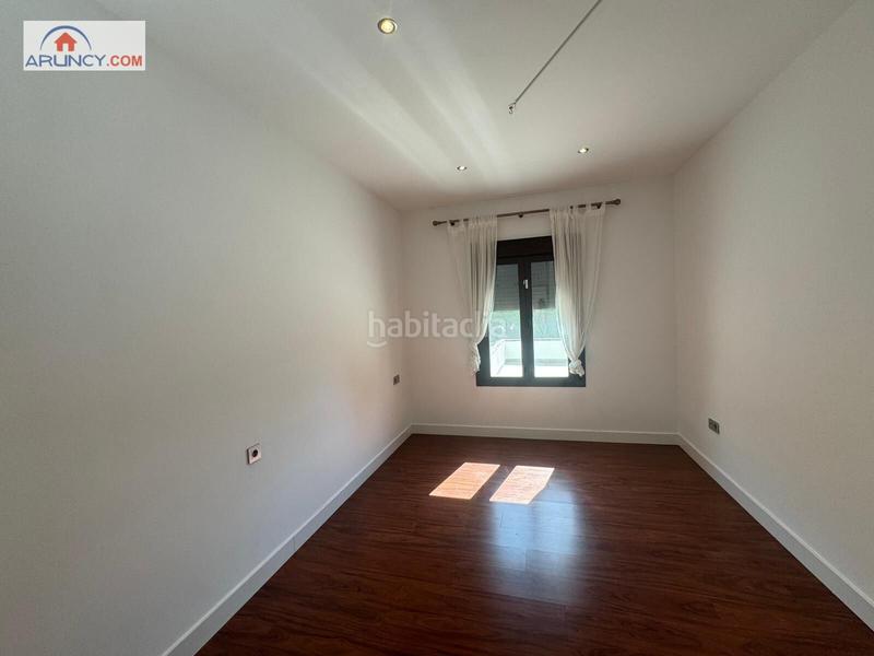 Foto 5313c24a-5275-4a42-a581-27469b2a7ad5. Chalet mit parking pool in El Zaudín - Club de Golf Bormujos