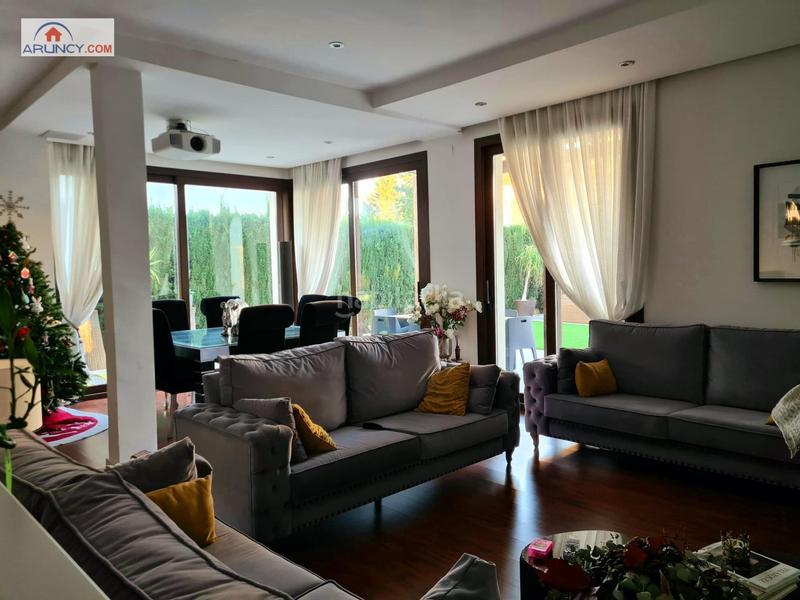 Foto b8ff0dd3-2c28-40f7-bc92-fed3d64ece8d. Chalet mit parking pool in El Zaudín - Club de Golf Bormujos