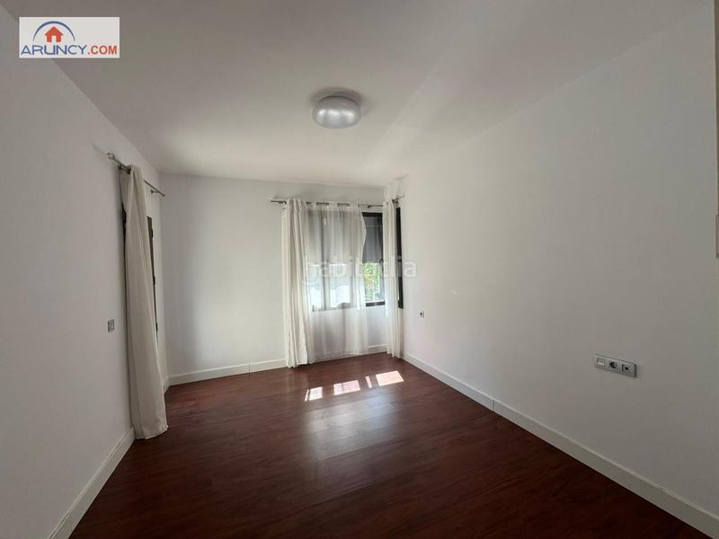 Foto bc7e850c-406f-4e08-bbed-14c3c5560f40. Chalet mit parking pool in El Zaudín - Club de Golf Bormujos