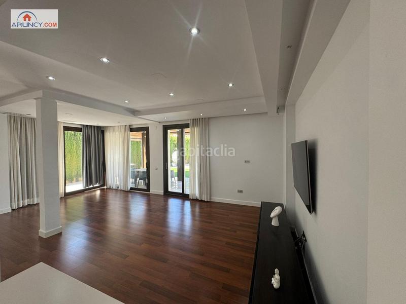 Foto de1ad70e-792f-4ef5-9fe2-e5f0a2c8a18c. Chalet mit parking pool in El Zaudín - Club de Golf Bormujos