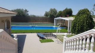 Chalet à Cerros de Montequinto. Oportunidad de chalet con amplia parcela  en montequinto !!!!