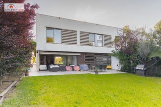 Chalet in Oromana. Increíble chaletpareado en venta en la urbanización campo de gol