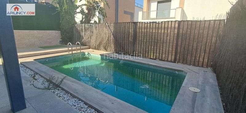 Foto 09435e7f-83ee-4380-9788-4cd36b179e91. Doppelhaus mit heizung pool in Colegio Europa Espartinas