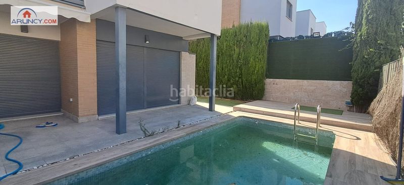Foto 631a98f8-013b-4954-b163-6613a3d1fa17. Doppelhaus mit heizung pool in Colegio Europa Espartinas