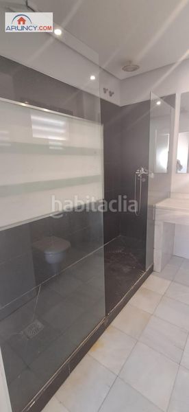 Foto 7ac1e2d1-191e-4a7c-a473-6910ef9bcded. Doppelhaus mit heizung pool in Colegio Europa Espartinas