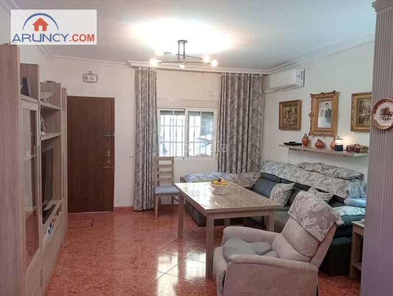 Foto c29eae2b-6d2d-4fb4-bec4-b281ff21399f. Casa amb calefacció a La Plata Sevilla