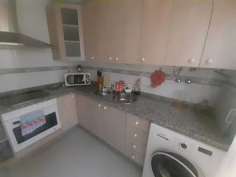 Foto b7acf763-e3d1-4424-9658-49c72d2e81a1. Casa amb aparcament a Avenida Juan Diego Bormujos