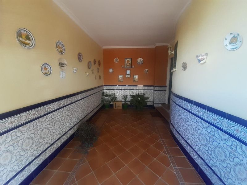 Foto c78e70d8-3f10-4eef-b87c-3aa48c7972ba. Casa amb aparcament a Avenida Juan Diego Bormujos