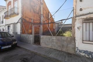Wohngrundstück in Fuente Vaqueros. Solar urbano en el centro de fuente vaqueros.