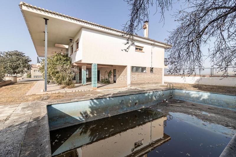 Foto b2b1f67f-44fd-42c2-a384-be6dea678f6c. Masía casa con terreno y nave en Santa Fe