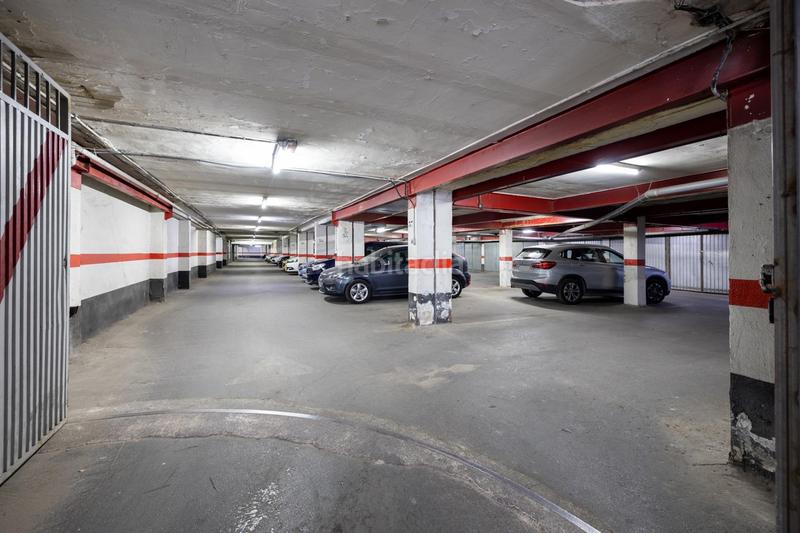 Foto 55ef5e73-654a-48e9-a12f-fbe335edf2e2. Parking coche plaza cerrada edificio alcazar de san juan en Granada