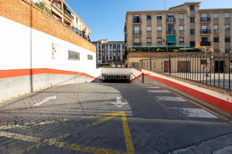 Foto 73f6c641-7bff-4206-93f8-44684f94596e. Parking coche plaza cerrada edificio alcazar de san juan en Granada