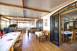 Edifici a Carretera del cacín 4. Edificio con gran negocio de restauración y vivienda junto a pol