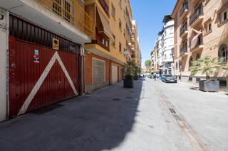 Parking coche en Camino de Ronda. Descubre este magnífico garaje cerrado para dos coches, ubicado