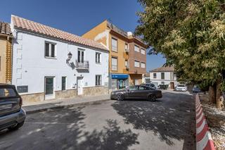 Casa  Plaza del obispo reyes. Casa turística con alta rentabilidad asegurada en la zubia.