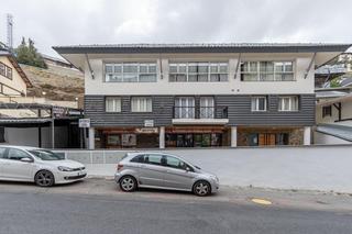 Appartement à Calle de la fuente del tesoro 54. Piso de 4 estancias con garaje y trastero en zona media de sierr
