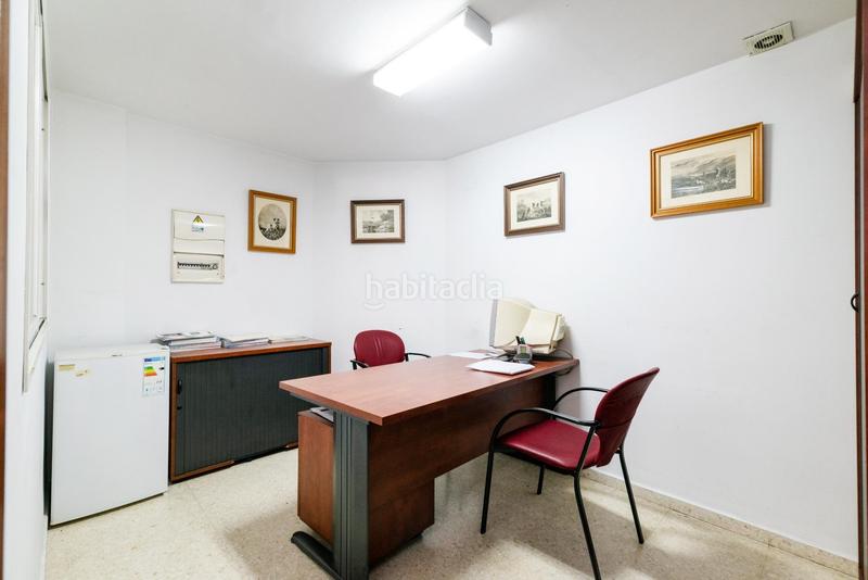 Foto bfb91c7c-41aa-46b1-80c7-7e28cd7d9dab. Local commercial dans calle pdta francisco javier cob 18 dans Granada