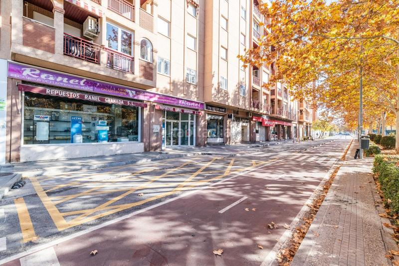 Foto db112861-a6c8-4c4e-8444-9ae93ca85b49. Local commercial dans calle pdta francisco javier cob 18 dans Granada