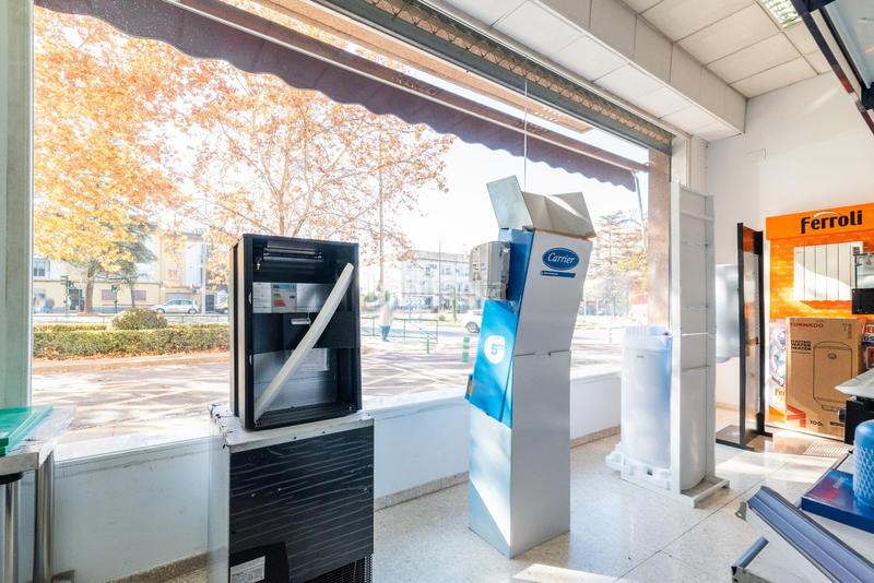 Foto f89a6f3a-a4c8-43bb-ade4-f95c6c6a4742. Local commercial dans calle pdta francisco javier cob 18 dans Granada