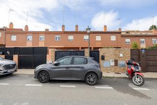 Casa aparellada  Calle de francia. Tu hogar ideal en huétor vega luz, espacio y tranquilidad