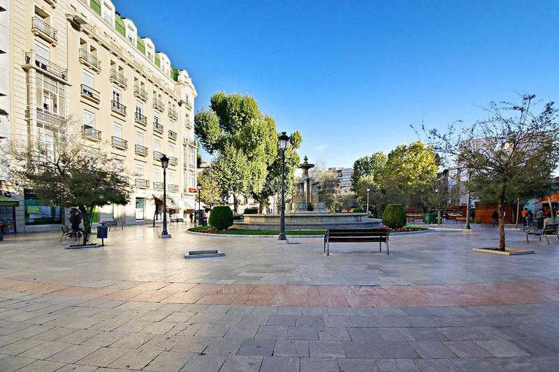 Foto 659a9ce6-111d-4250-a493-8eff12ea52fc. Alquiler local comercial alquiler local comercial acera del darro en Granada