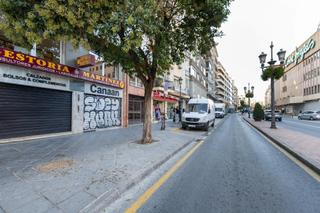 Local Comercial en Calle Acera del Darro
