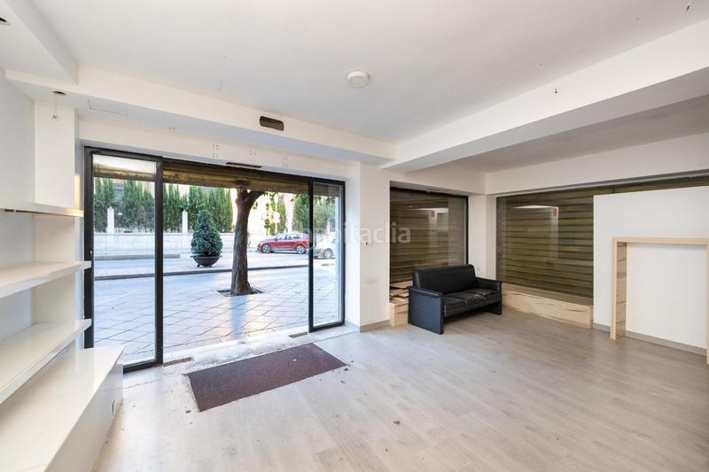 Foto f00d7397-d490-4b9e-b37e-02ca49e3cb10. Alquiler local comercial alquiler local comercial acera del darro en Granada