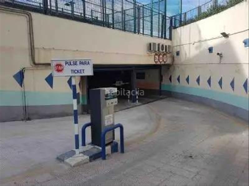 Foto bb4fa6fd-adf8-4a05-9d00-3ec957a6ef7a. Aparcament cotxe a Cervantes Granada