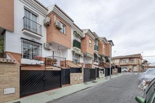 Casa aparellada a Calle de alhamar 11. Adosada en el centro de peligros