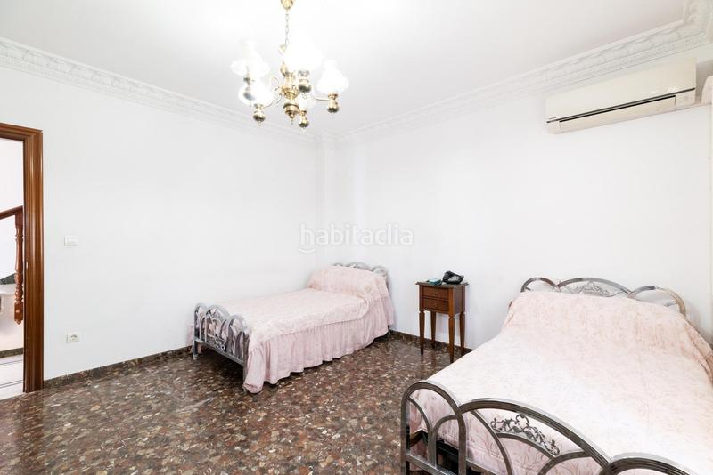 Foto b64fa2b1-d8d3-45e4-805d-31634ef9df39. Casa adosada en calle de las parras 2 oportunidad única! casa adosada haciendo esquina , granada en Maracena