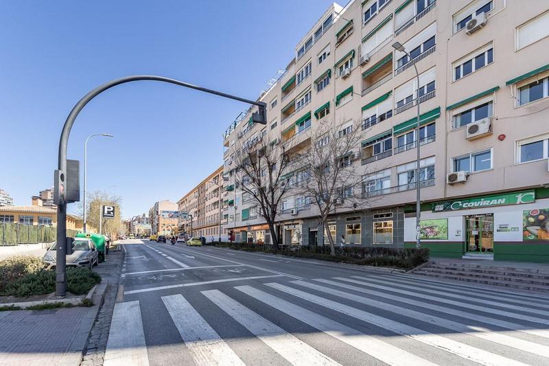 Foto 94532e86-0cd9-4d8b-8e2e-3b8807230216. Local commercial dans calle rector lópez argüeta 23 dans Granada