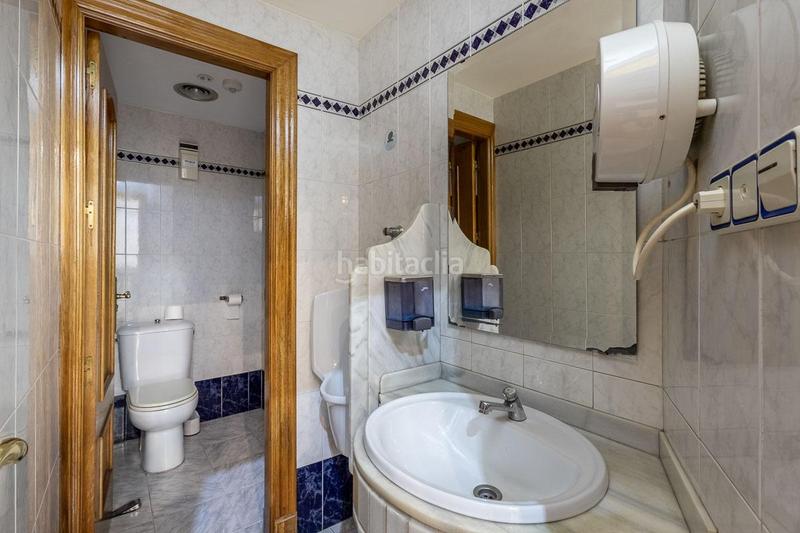 Foto 957992ab-f514-4a35-9eb6-27084556d531. Local commercial dans calle rector lópez argüeta 23 dans Granada