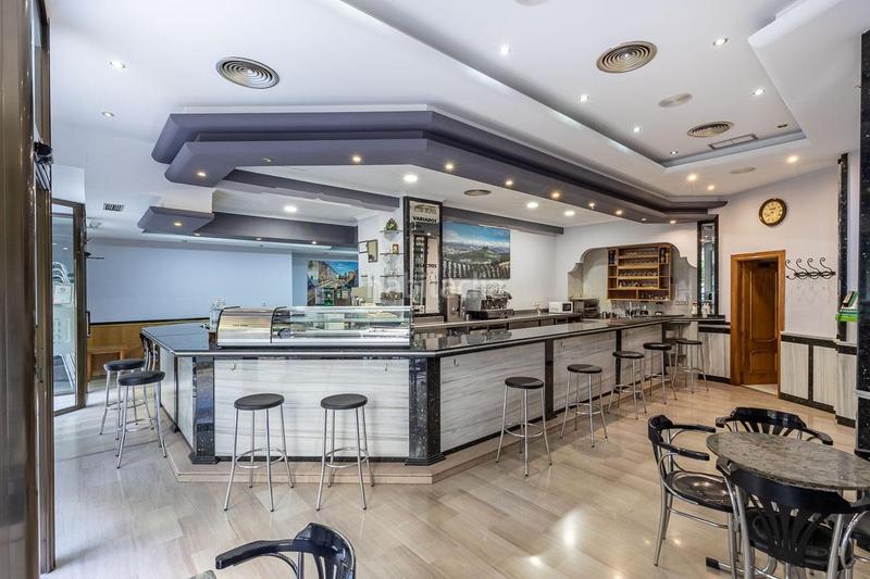 Foto a95289ab-08fc-4522-87cf-b354f40b3526. Local commercial dans calle rector lópez argüeta 23 dans Granada