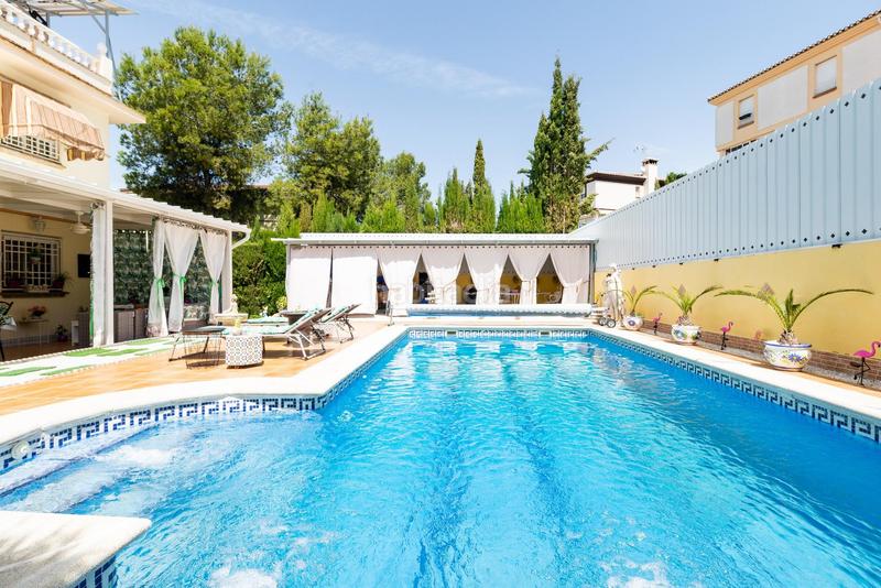 Foto a5dbbbd6-b09c-42a4-aeee-9dcd187f0e09. Chalet en calle peral 23 espectacular chlaet en el cortijo del aire en Albolote
